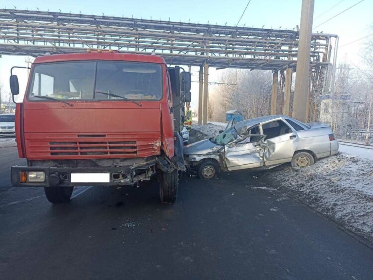 В Нижнекамске на промзоне мужчина на «ВАЗе» влетел в «КАМАЗ»