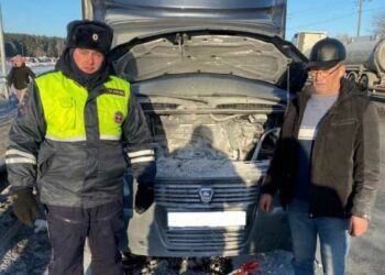Под Челнами автоинспекторы потушили загоревшийся автомобиль