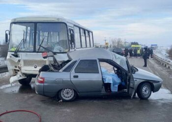 В Татарстане водитель легковушки влетел в автобус с пассажирами