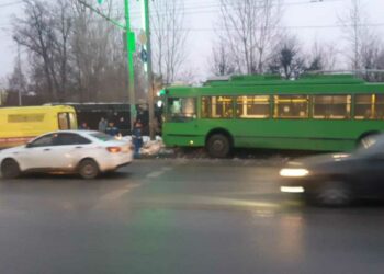 В Казани троллейбус врезался в забор, пытаясь уйти от столкновения