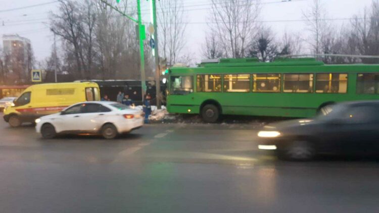 В Казани троллейбус врезался в забор, пытаясь уйти от столкновения