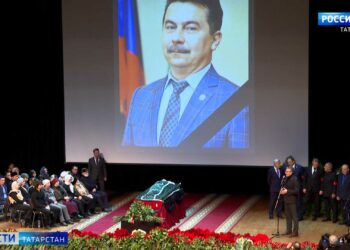 Тысячи людей пришли проводить в последний путь министра здравоохранения Татарстана Марата Садыкова