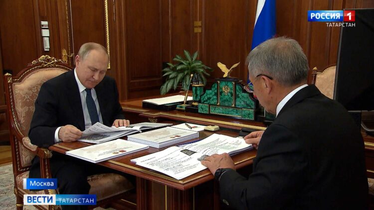 Путин и Минниханов обсудили социально-экономическую ситуацию в Татарстане