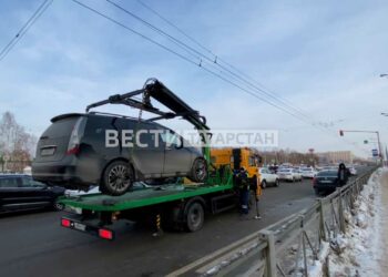 В Казани приставы перехватили два авто и прямо на дороге арестовали за долги