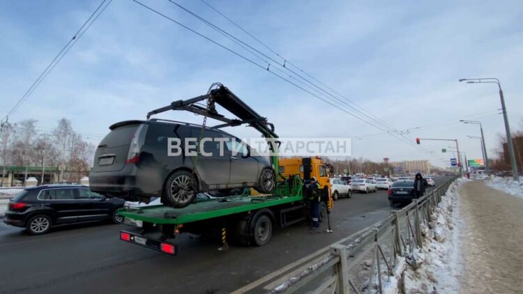 В Казани приставы перехватили два авто и прямо на дороге арестовали за долги
