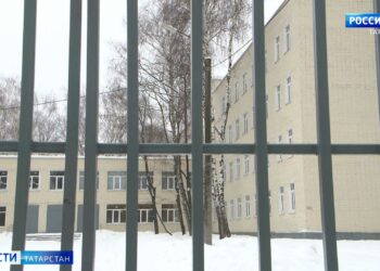 «Был звук очень резкий, потом начал дым идти»: в Казани ученик зажег во время урока петарду