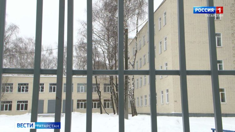 «Был звук очень резкий, потом начал дым идти»: в Казани ученик зажег во время урока петарду