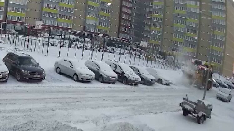 В Челнах уборщик снега оставил жителей многоэтажки без отопления