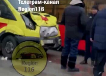 В Казани столкнулись автобус и карета скорой помощи