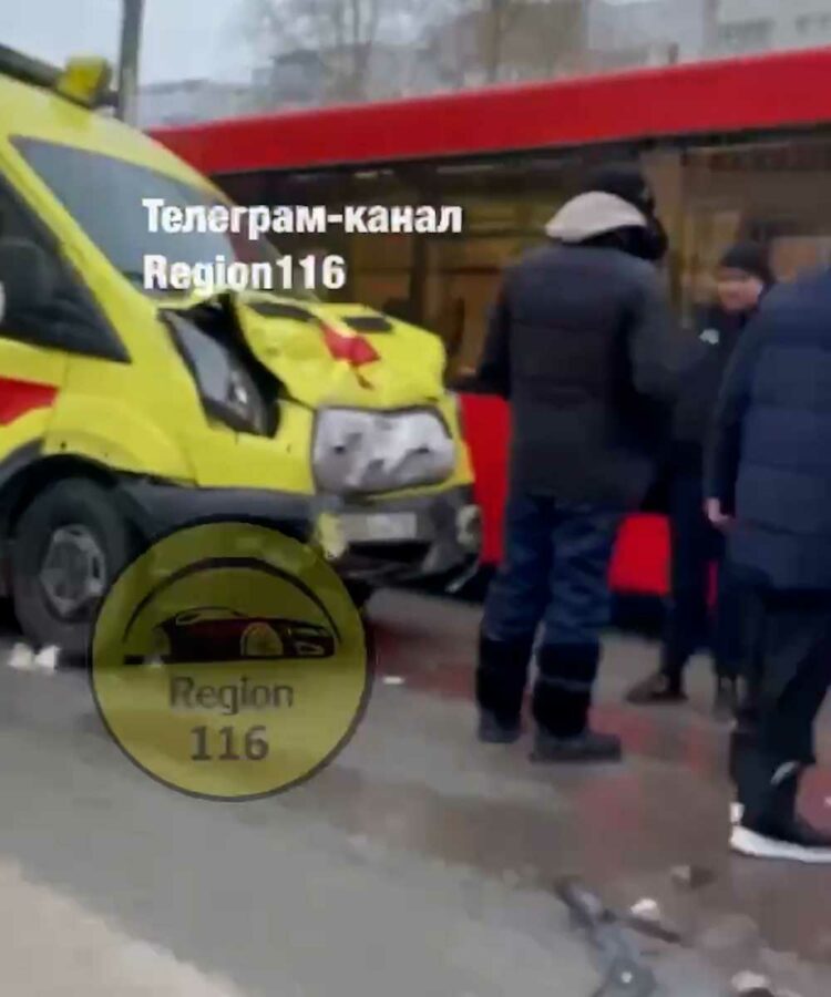 В Казани столкнулись автобус и карета скорой помощи