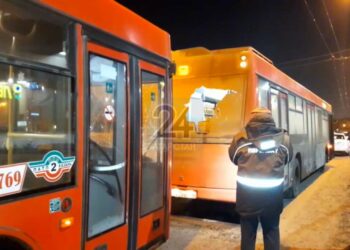 В Казани два автобуса столкнулись из-за маневра водителя легковушки