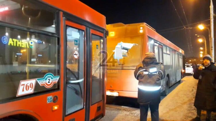 В Казани два автобуса столкнулись из-за маневра водителя легковушки