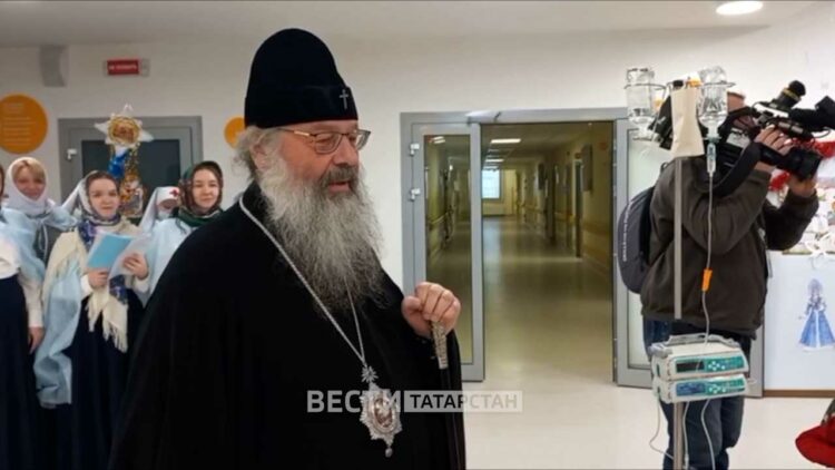 Владыка Кирилл пообщался маленькими пациентами ДРКБ и их родителями