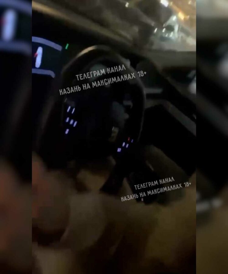 Пьяные женщины захватили машину таксиста и не впускали водителя за руль