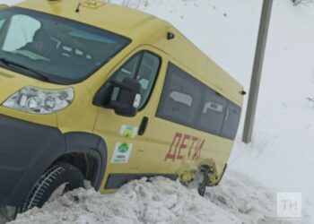 Школьный автобус вылетел в кювет после аварии с иномаркой в Сабинском районе