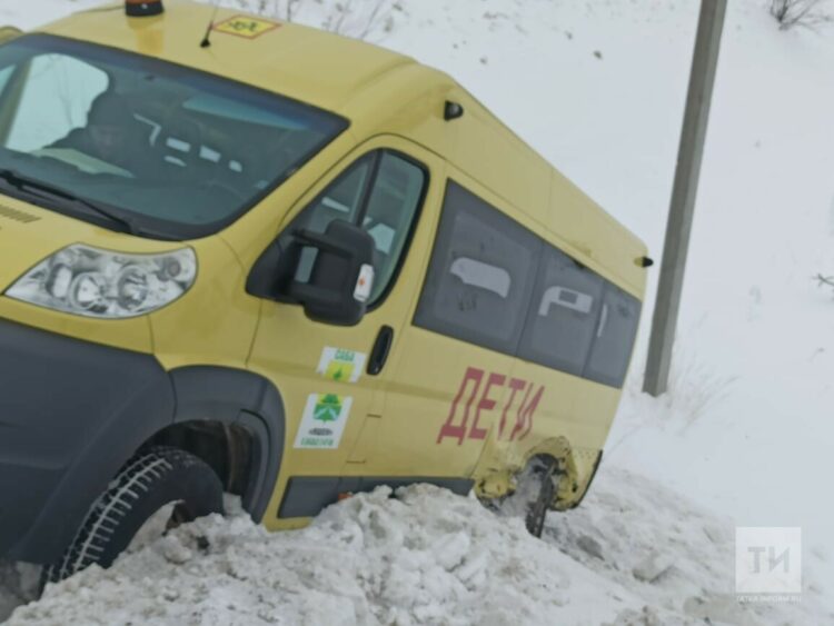 Школьный автобус вылетел в кювет после аварии с иномаркой в Сабинском районе