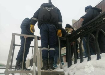 В Казани спасатели вытащили школьника, застрявшего в заборе на Право-Булачной