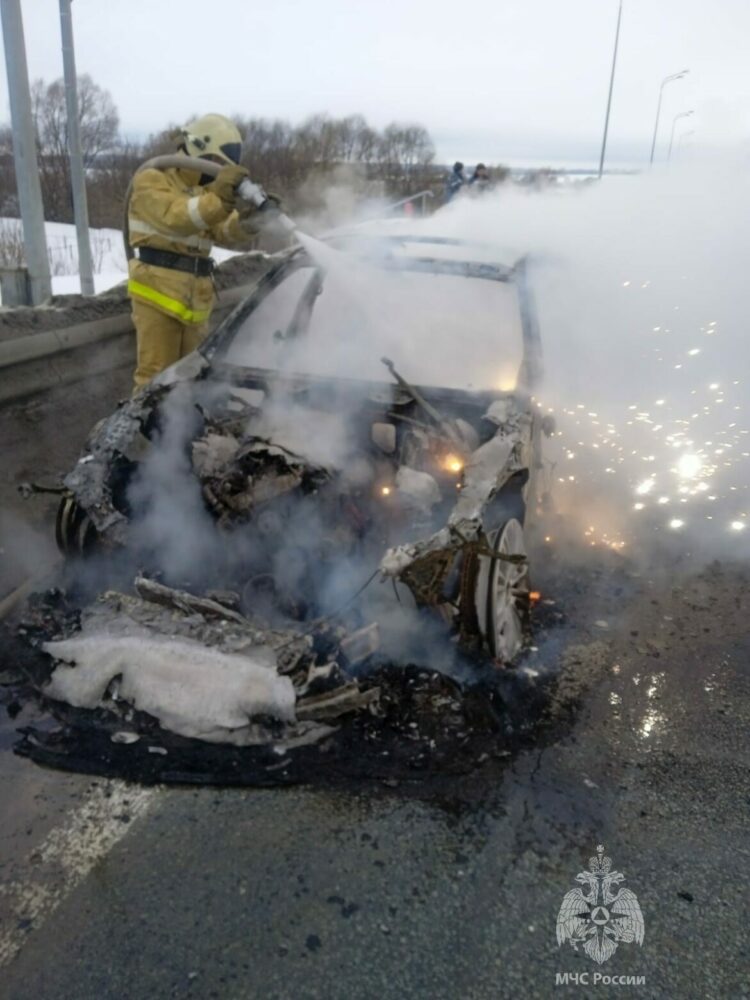 В Пестречинском районе на трассе загорелась BMW