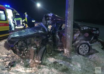 Под Челнами иномарку практически намотало на столб, пострадали 4 человека