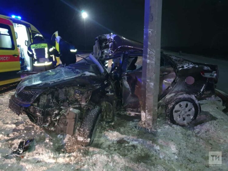 Под Челнами иномарку практически намотало на столб, пострадали 4 человека