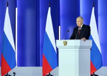 Путин: фронт сейчас проходит через сердца миллионов россиян