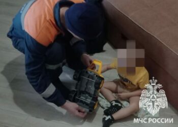 В Казани 3-летний мальчик засунул палец в игрушку и застрял