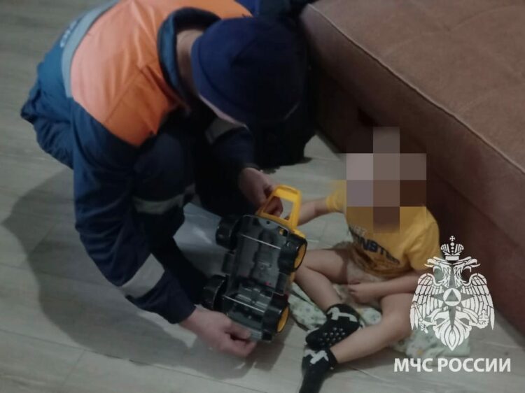 В Казани 3-летний мальчик засунул палец в игрушку и застрял