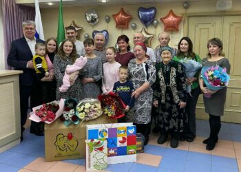 Наиль Магдеев поздравил на выписке супругу мобилизованного с рождением дочери