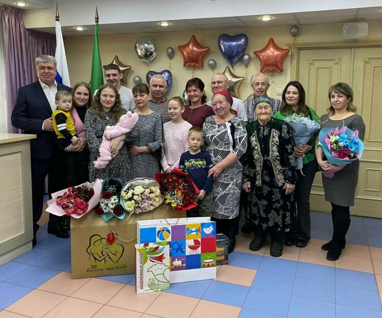 Наиль Магдеев поздравил на выписке супругу мобилизованного с рождением дочери