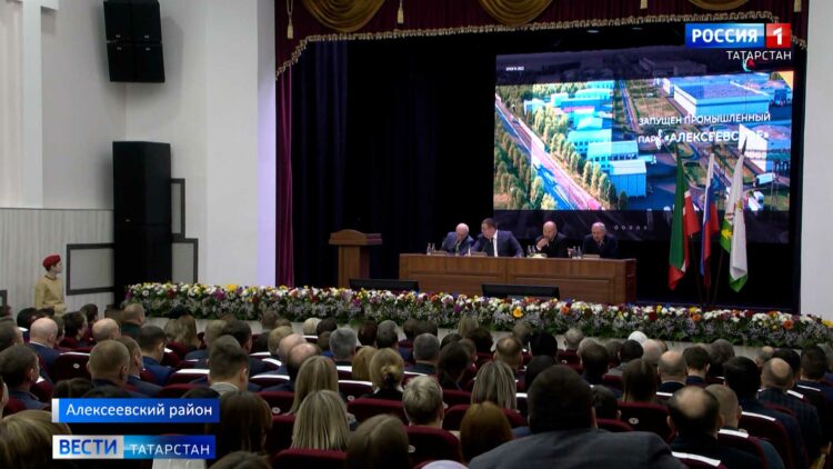 Сафаров поручил повысить реальные доходы населения в Алексеевском районе