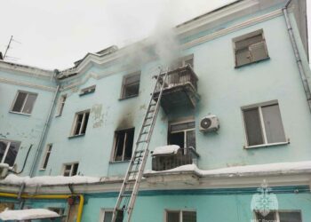 В Казани из пожара спасли через окно мужчину и женщину