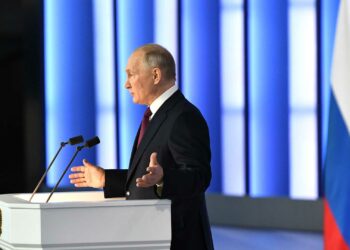 Путин: фронт сейчас проходит через сердца миллионов россиян