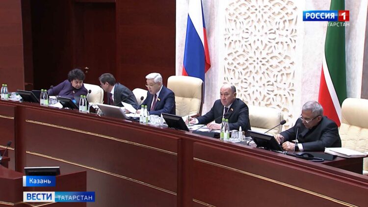 «Сегодня мы воздаем должное нашим ребятам»: Минниханов открыл новые бюсты Героев России