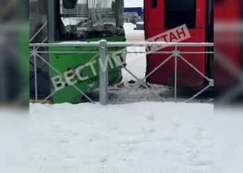 В Казани троллейбус врезался в автобус на высокой скорости