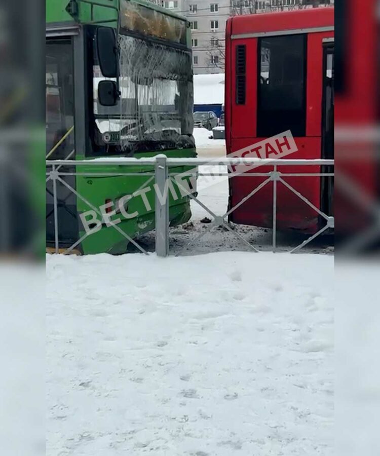 В Казани троллейбус врезался в автобус на высокой скорости