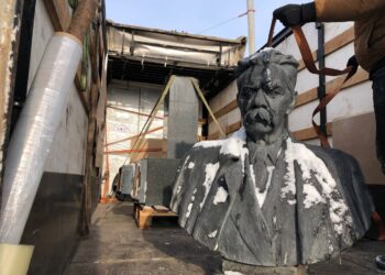 В Казани отправили на реставрацию бюсты Толстого и Горького