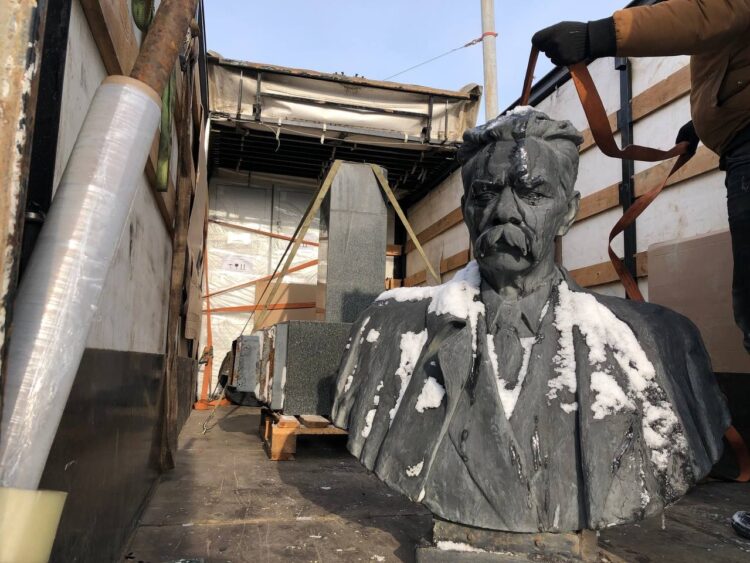 В Казани отправили на реставрацию бюсты Толстого и Горького