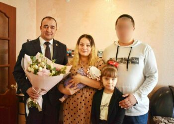 Глава Буинска навестил семьи мобилизованных, в которых родились дети