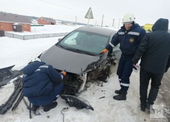Школьный автобус вылетел в кювет после аварии с иномаркой в Сабинском районе
