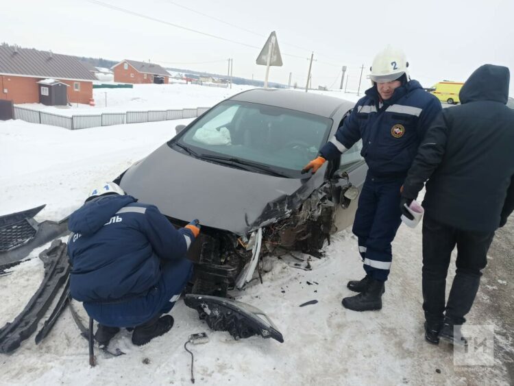 Школьный автобус вылетел в кювет после аварии с иномаркой в Сабинском районе