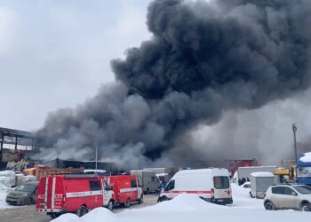 В Казани в Кировском районе произошел сильный пожар на складе с резиной