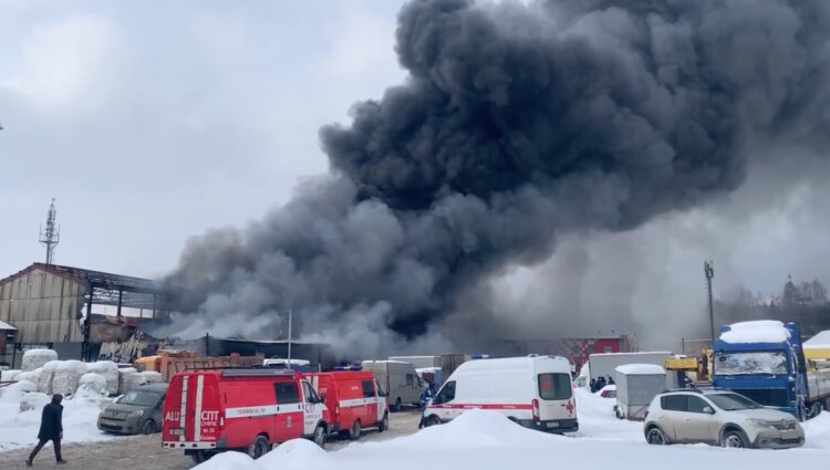 В Казани в Кировском районе произошел сильный пожар на складе с резиной