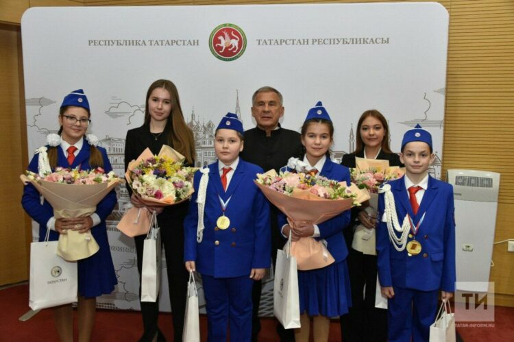 Минниханов наградил казанских школьников за победу в конкурсе «Безопасное колесо-2022»