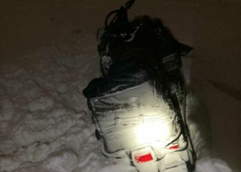 Двух мужчин спасли после опрокидывания снегохода на льду Камы