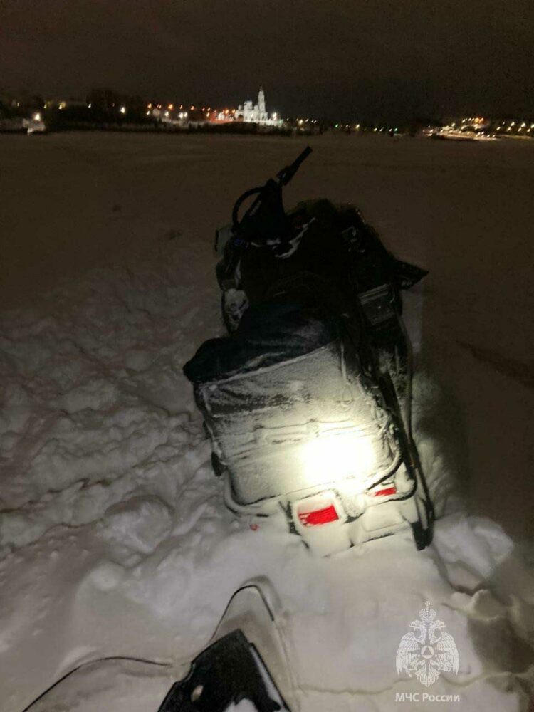 Двух мужчин спасли после опрокидывания снегохода на льду Камы