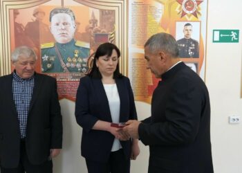 Минниханов вручил Орден Мужества вдове рядового из Черемшанского района