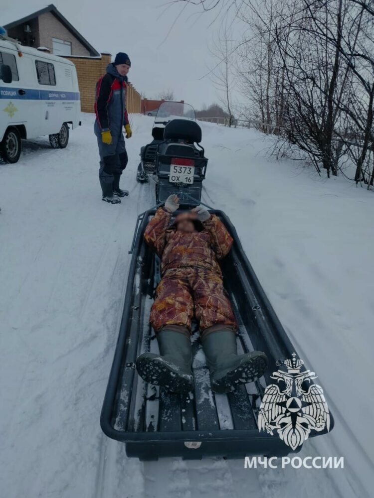 В Васильево со льда Волги спасли рыбака, который сам не смог дойти до берега