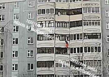 В Казани женщина выпала с шестого этажа, встала и зашла в подъезд