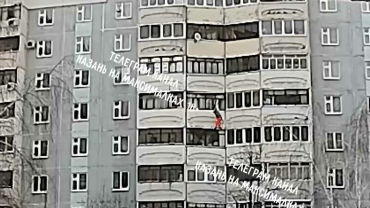В Казани женщина выпала с шестого этажа, встала и зашла в подъезд