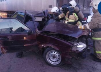 В Татарстане мужчина разбился насмерть, влетев на скорости в грузовик